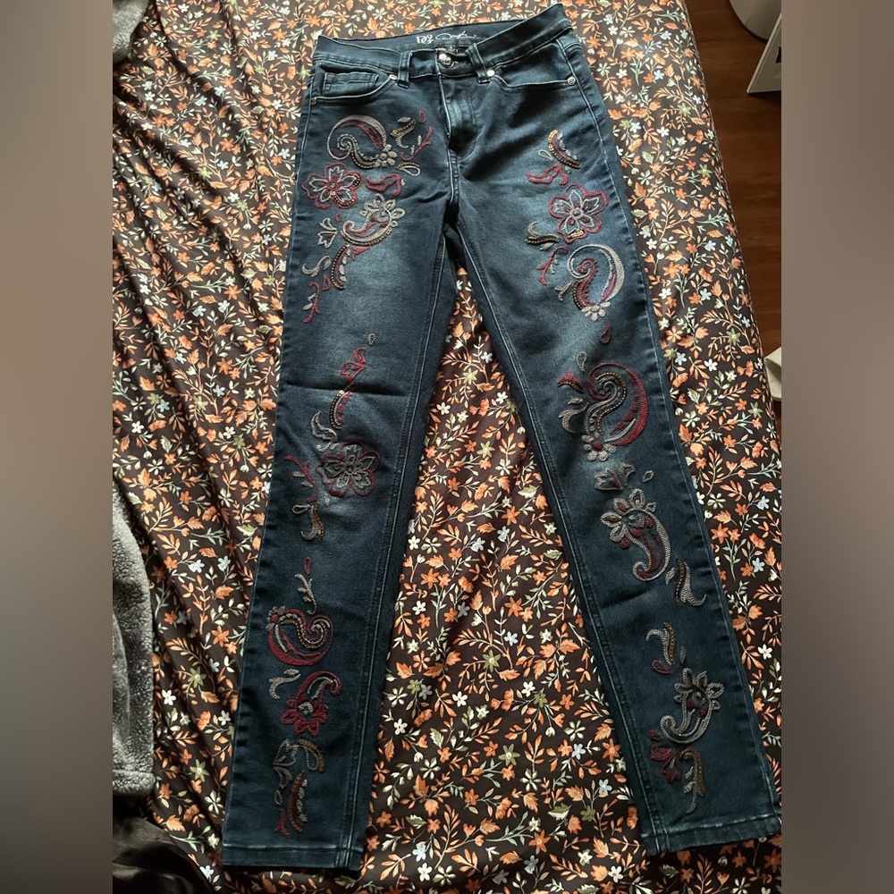 supper comfy jeggings with a bit of badazzle on top, from the brand DG2, size 4